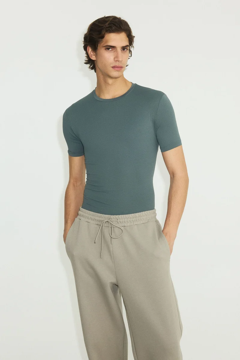 اتش اند ام بلوزة رياضية بقصّة ماسل من قماش دراي موف